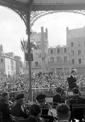 Cherbourg, place de la République, l'Union Lyrique Municipale de Cherbourg se produit en concert le 4 juillet, en l'honneur des troupes américaines pour l'lndependence Day.
Voir ce montage LC000182-LC000205-montage:
https://www.flickr.com/photos/mlq/37215827890/in/photolist-YGCR41
Photos du 4 juillet 1944 sur la place de la République à Cherbourg:
https://www.flickr.com/search/?sort=date-taken-desc&safe_search=1&tags=4juilletcherbourg&user_id=58897785%40N00&view_all=1
Voir le kiosque décoré de drapeaux:
https://www.flickr.com/search/?sort=date-taken-desc&safe_search=1&tags=kiosquedrapeaucherbourg&user_id=58897785%40N00&view_all=1